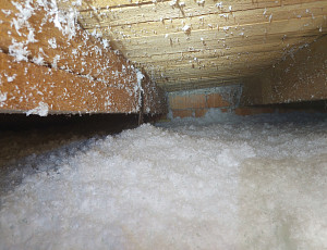 Zateplení domu s pultovou střechou pomocí foukané izolace